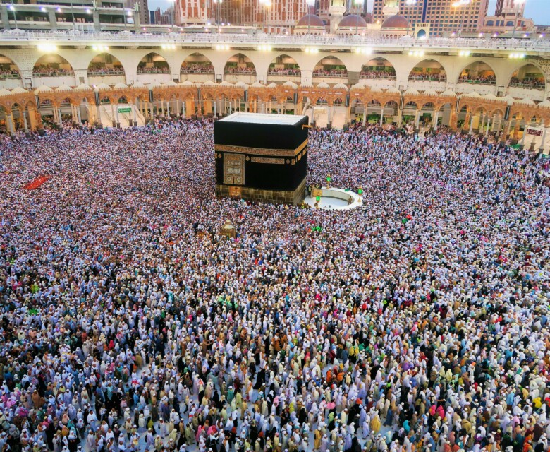 pexels-photo-4346403-4346403 Aerial view of a large crowd of pilgrims gathered around the Kaaba in Mecca for religious rituals.